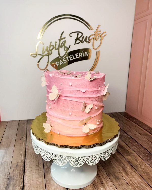 Pastel degradado en rosa con mariposas