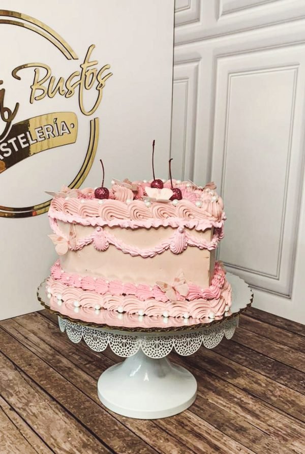 Pastel vintage rosa con cerezas y mariposas- Lupita bustos
