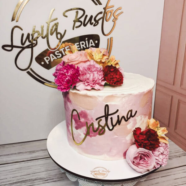 Pastel de cumpleaños rosa personalizado con nombre y flores