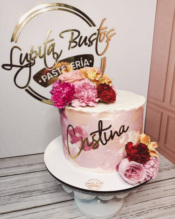 Pastel de cumpleaños rosa personalizado con nombre y flores