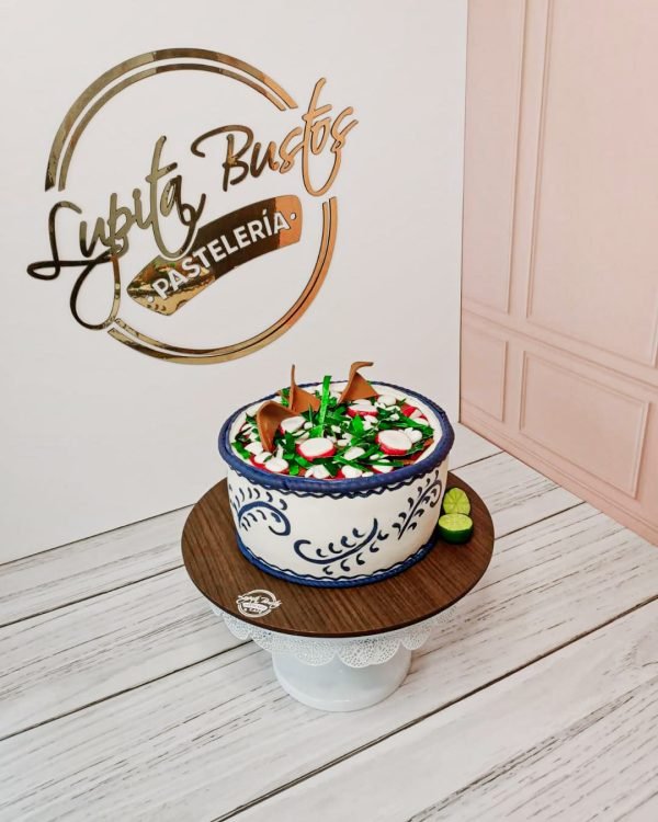 Pastel con decoración de pozole con rabanos y limones