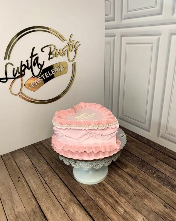 Pastel con decoración vintage y perlitas