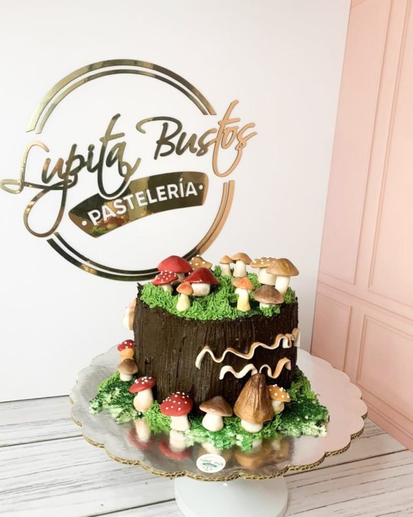 Pastel personalizado con detalles de árbol y champiñones rojos y cafés
