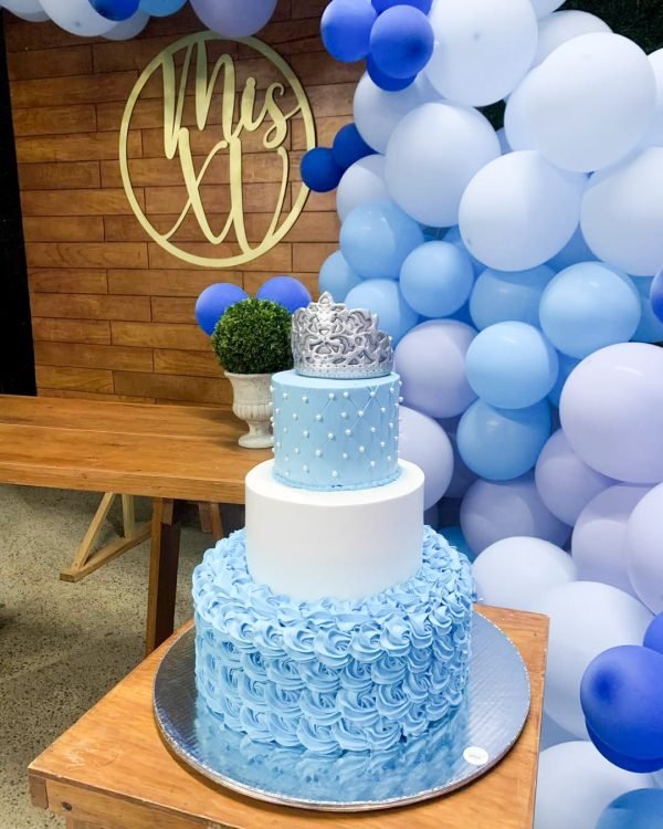 Pastel de XV años en colores azules y capitoné con perlas