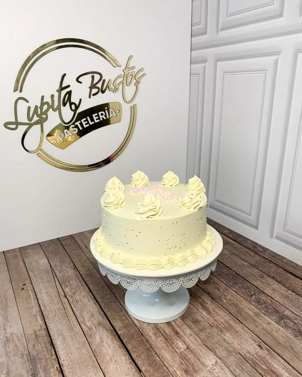 Pastel vintage con color amarillo y chispas de chocolate de colores