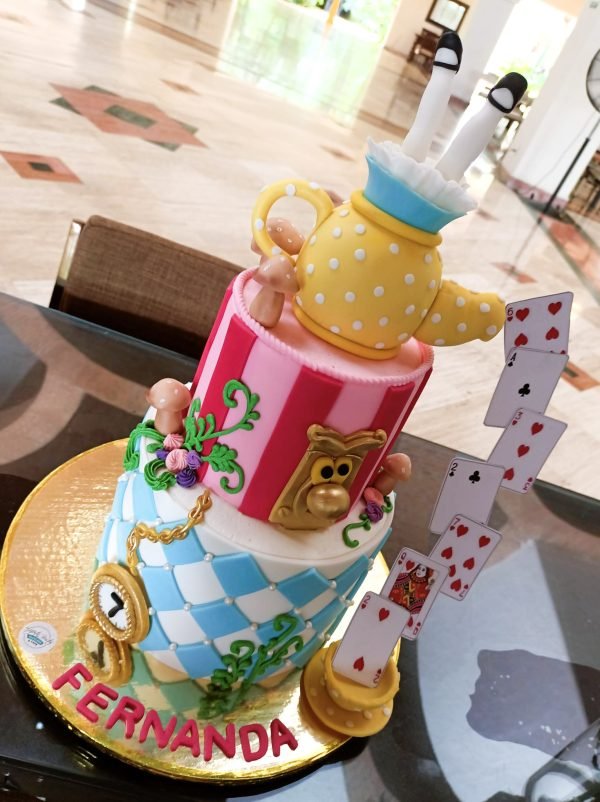 Pastel de cumpleaños con decoración de alicia en el país de las maravillas