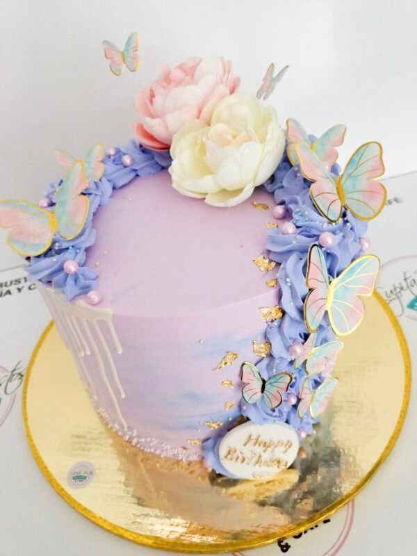 Pastel de cumpleañps con decoración morado y mariposas
