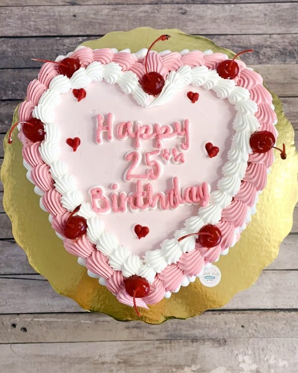 Pastel vintage con cerezas y decoración rosa y blanca