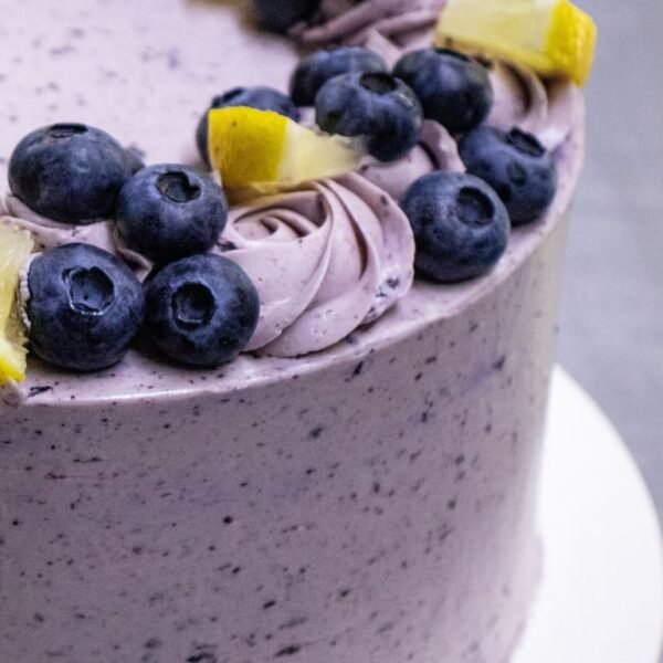 Pastel de Limon Con Blueberry y semilla de amapola