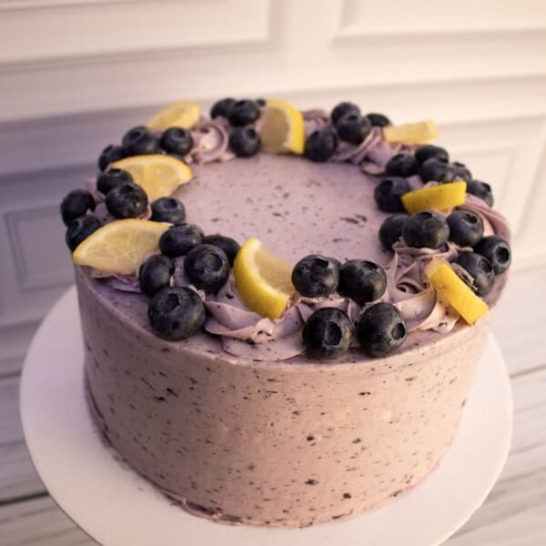 Pastel de Limón con Blueberry y Semilla de Amapola