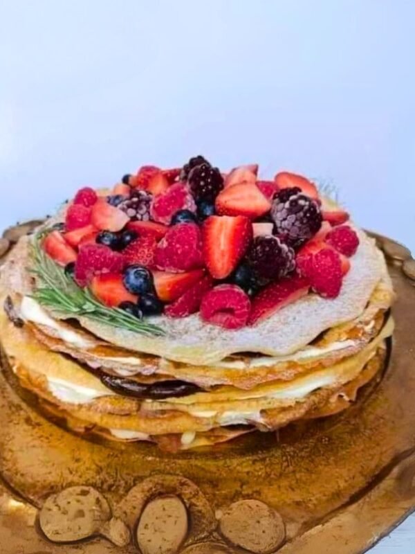 Pastel de Crepas con Frutos Rojos